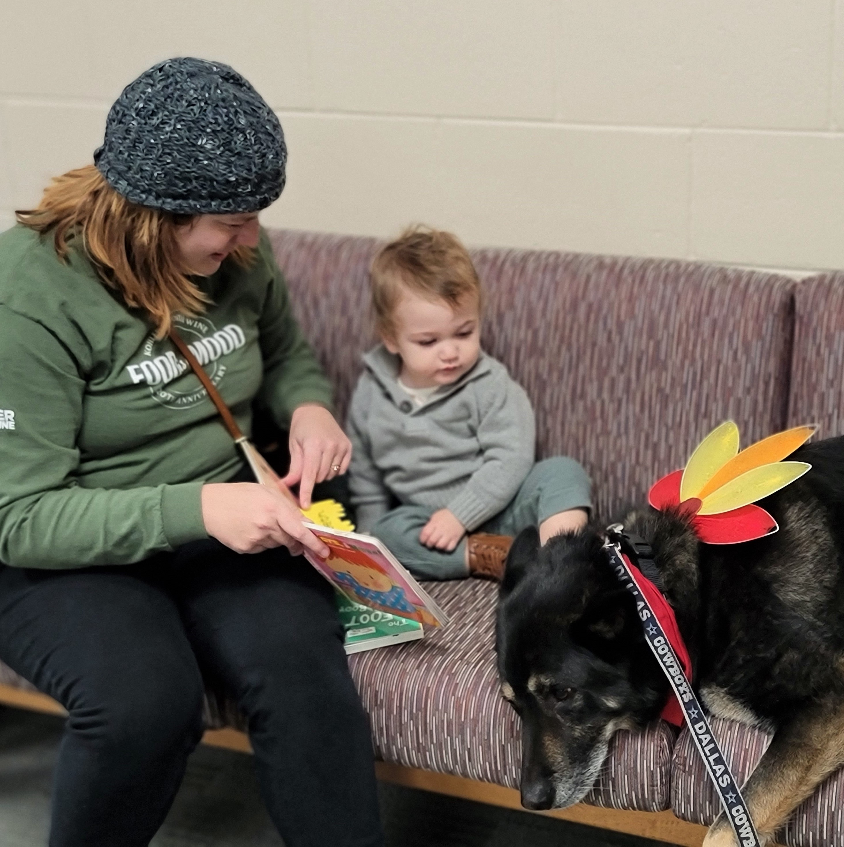 parent and child reading to therapy dog